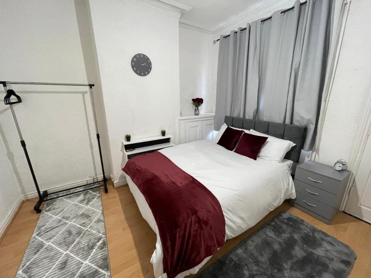 3 Bedrooms Comfortable Home With Jacuzzi Hot Tub Sleeps 10 Лестер Экстерьер фото