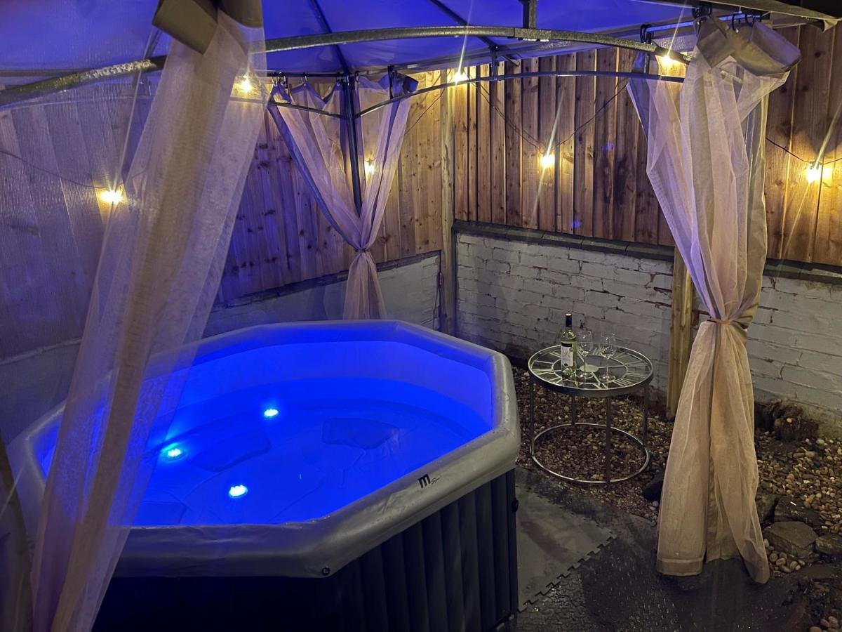 3 Bedrooms Comfortable Home With Jacuzzi Hot Tub Sleeps 10 Лестер Экстерьер фото